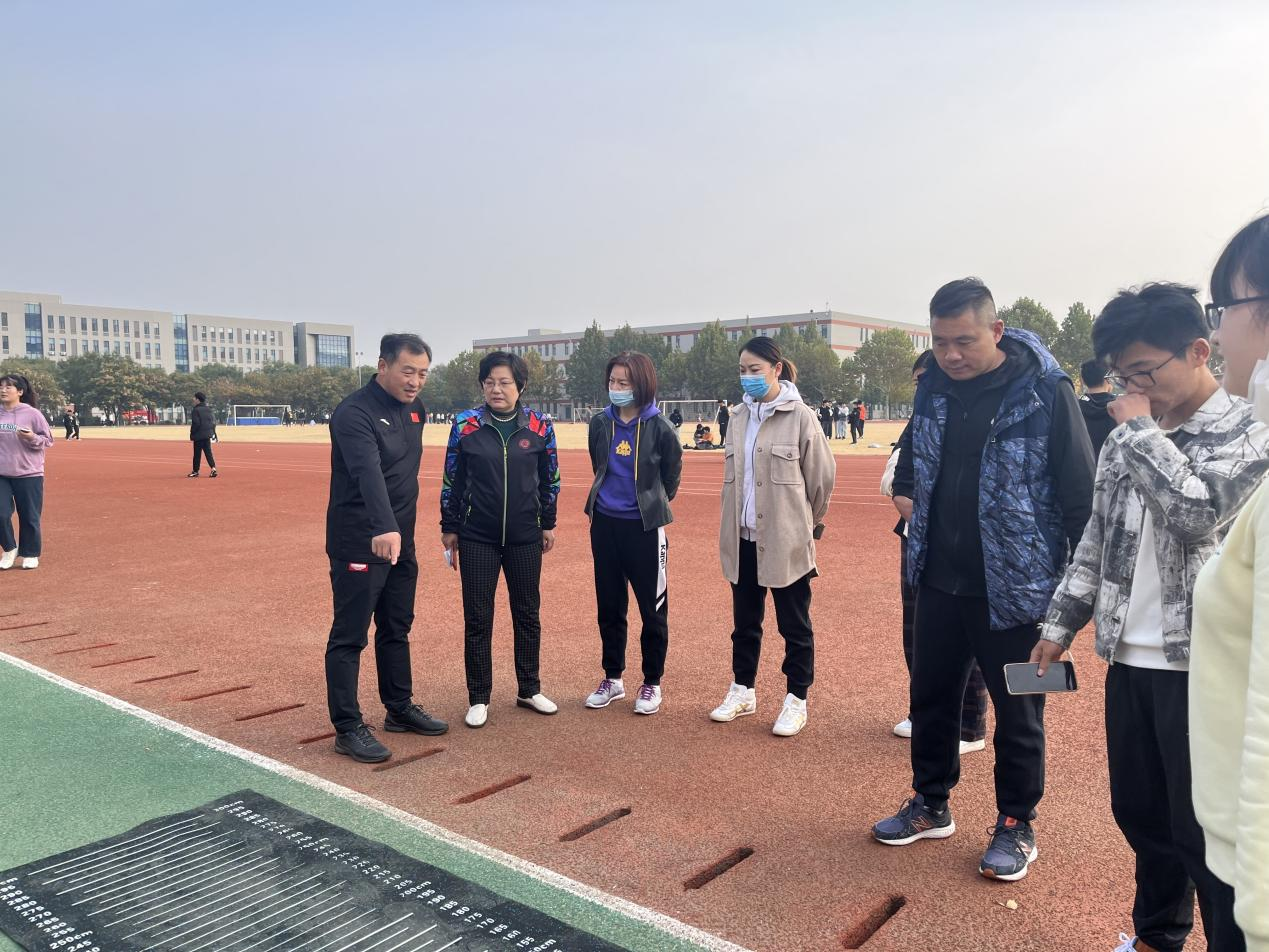 校领导调研指导大学生体质健康测试工作