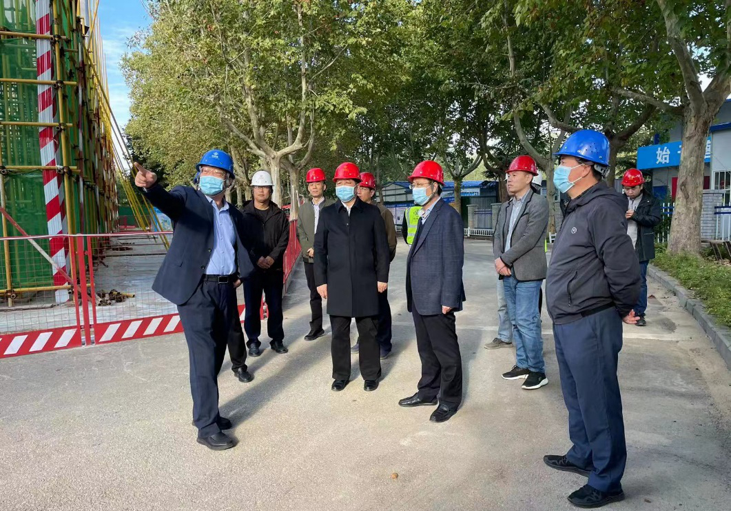 校领导到在建劳模教学综合楼项目工地检查安全工作